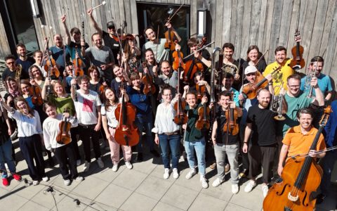 Gruppenfoto des Klang Ensemble Köln 2025 mit Instrumenten, von oben fotografiert